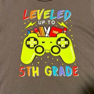 Port & Company “Leveled up to 5th Grade” Boys T-Shirt Size Large